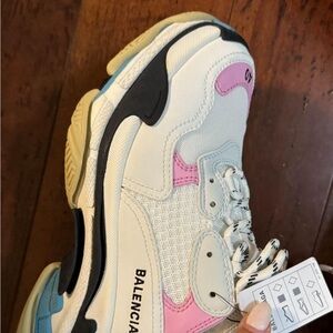 BALENCIAGA - Triple S
Sneakers - Double Foam -
Pink, White & Blue
